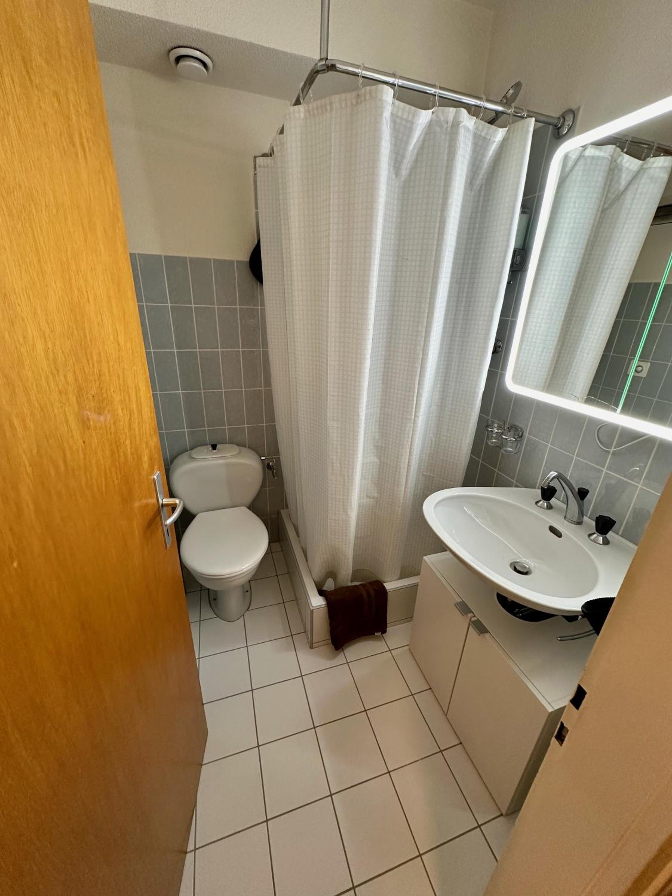 Studio Serenity, 4 min walk to center!