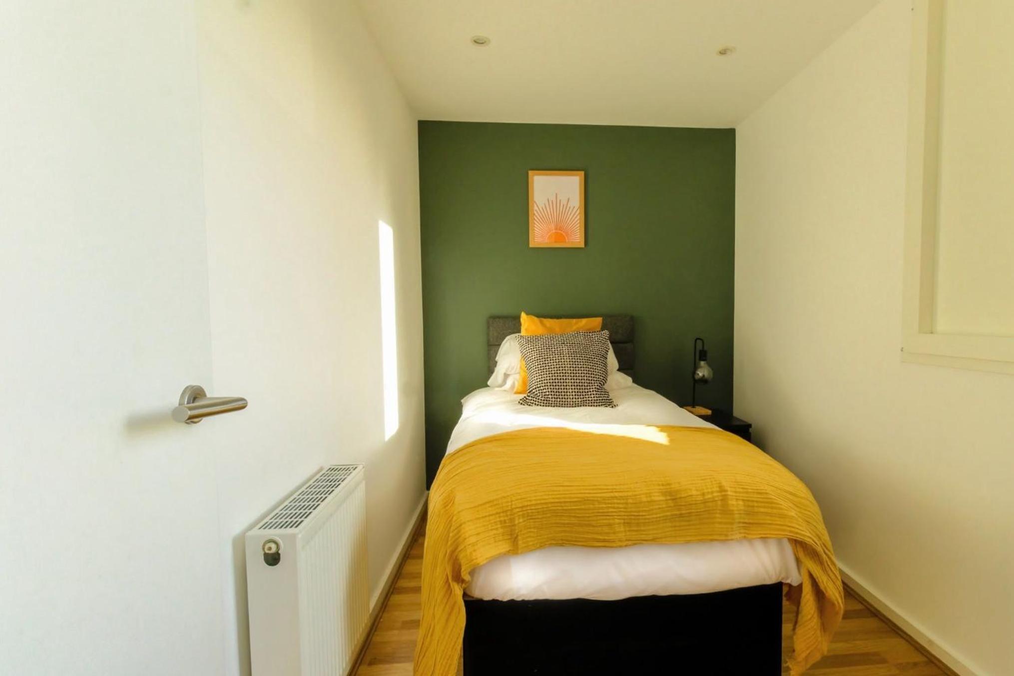 4 Bed MK Cosy & Well equipped House view 4