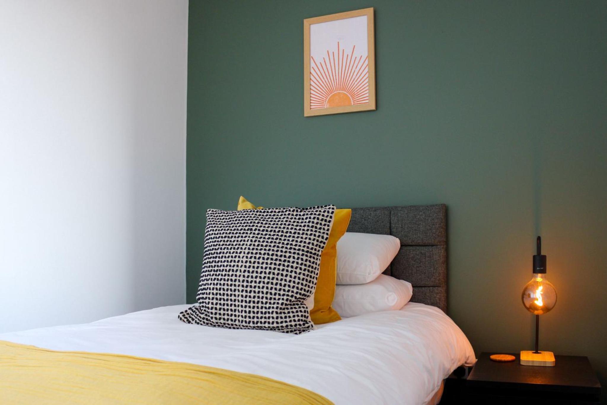 4 Bed MK Cosy & Well equipped House view 5