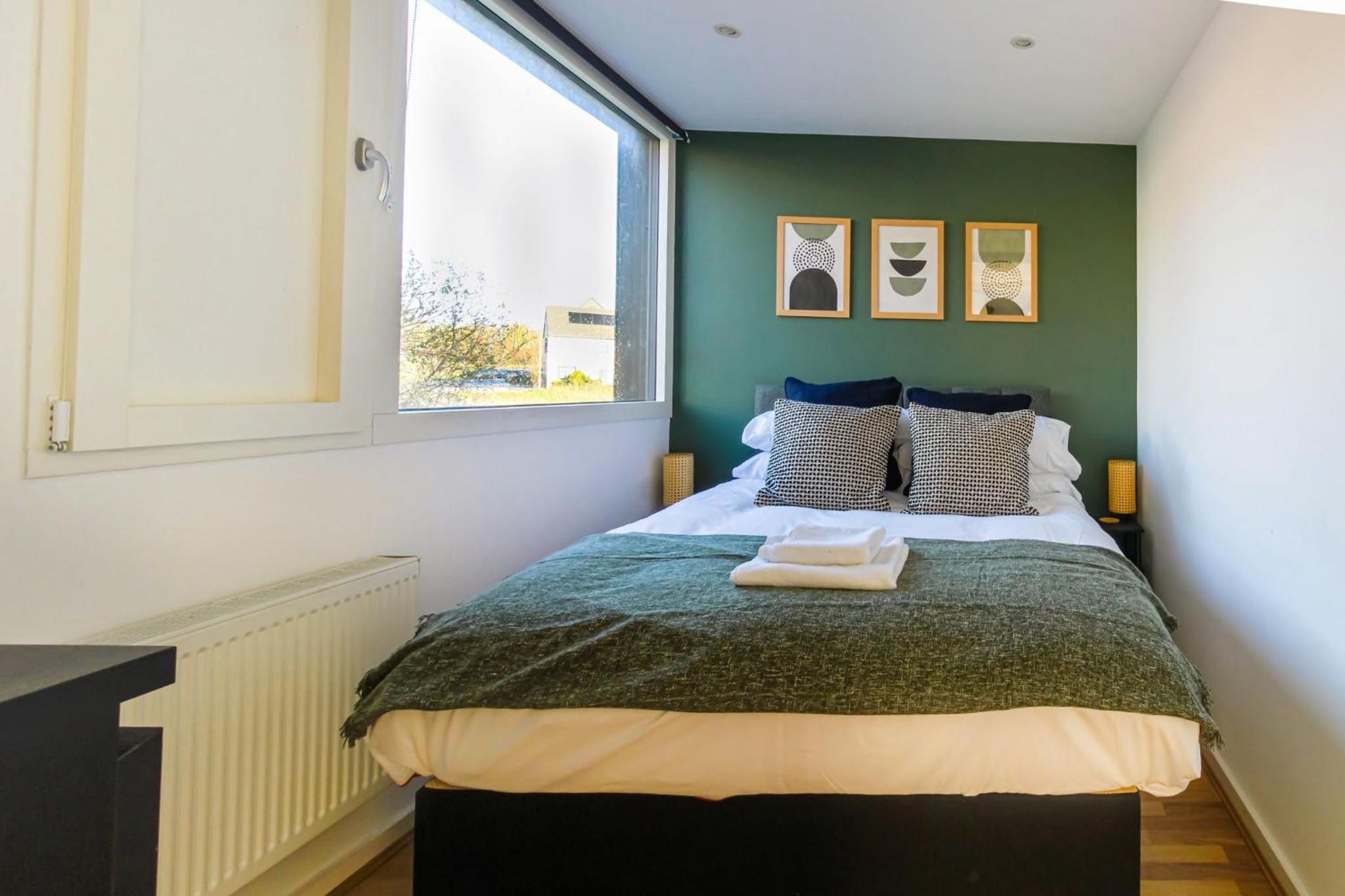 4 Bed MK Cosy & Well equipped House view 3