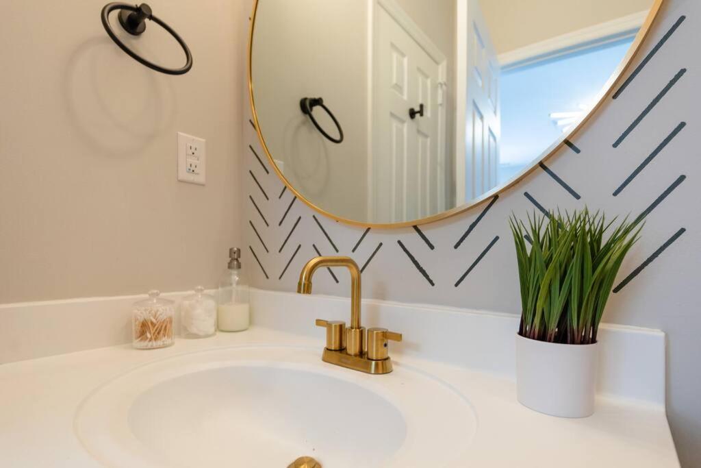 Luxury 2BR Suite King Beds with Optional Parking Near Vanderbilt & Broadway view 2
