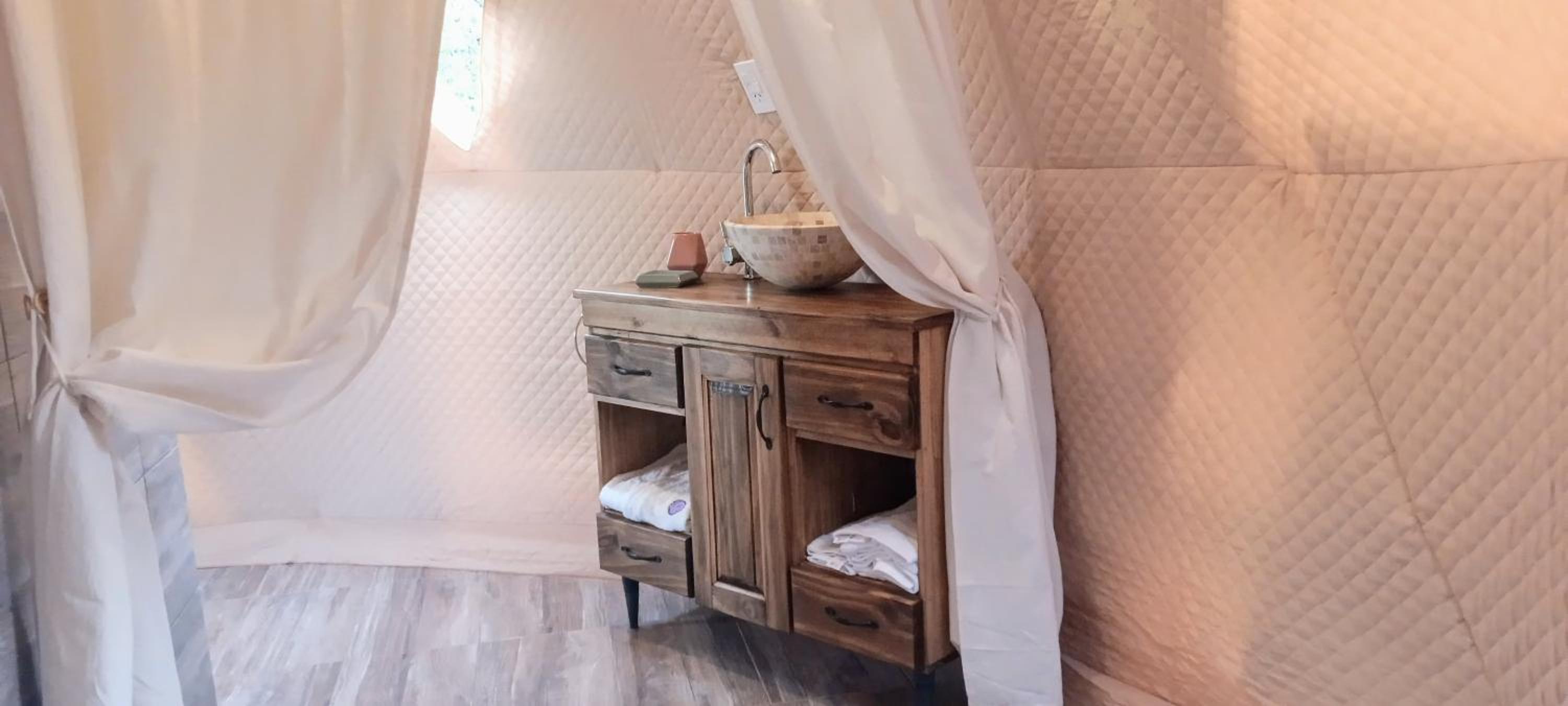 Entre racimos, glamping entre viñedos en bodega