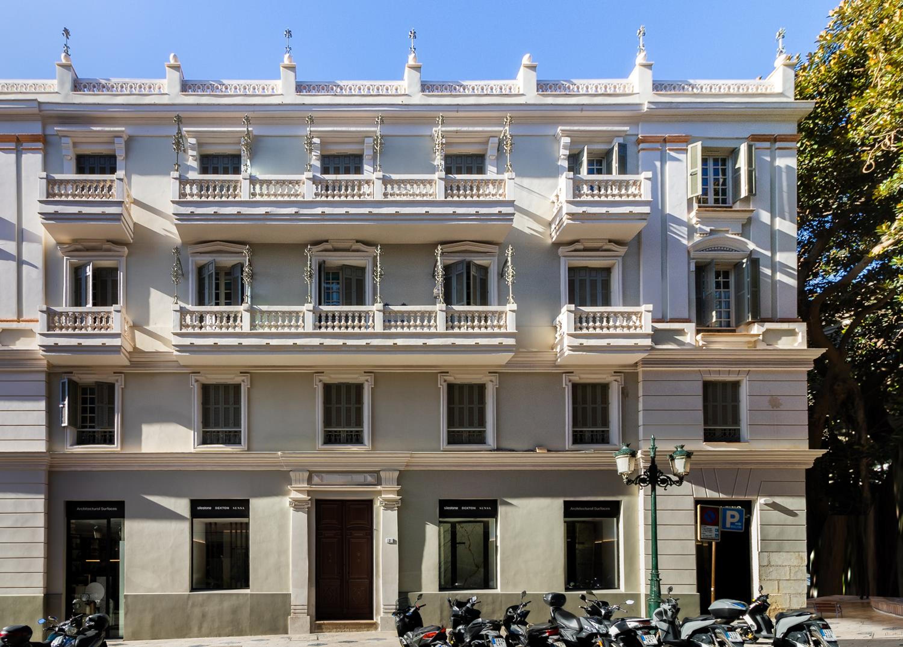 NT Luxury Central Duplex with Terrace & Parking