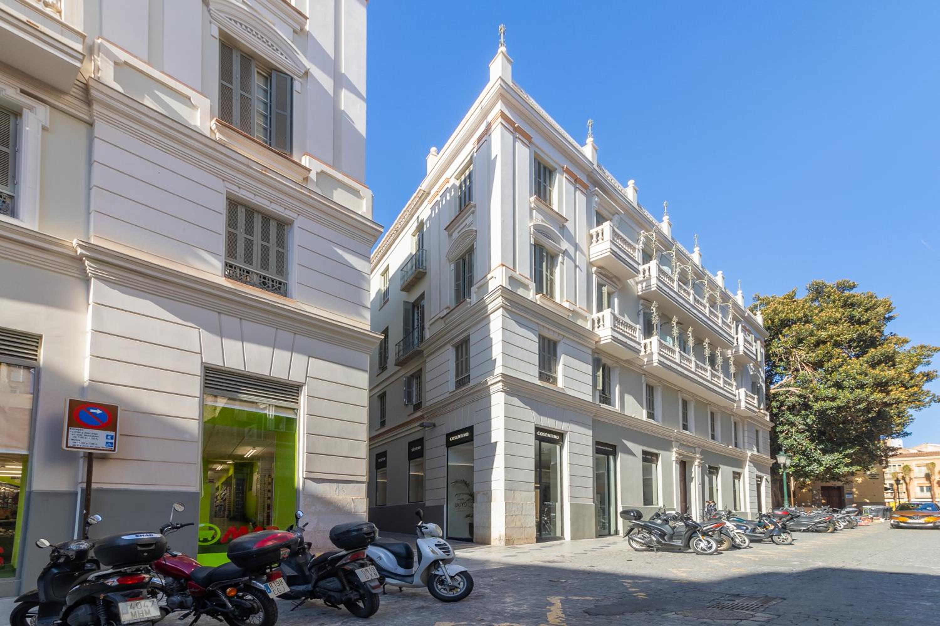 NT Luxury Central Duplex with Terrace & Parking