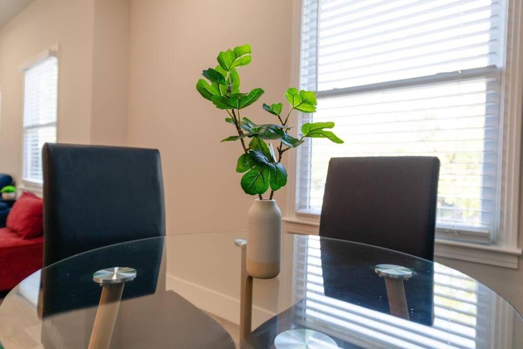 Chic Nashville 2BR Stay with Optional Parking Mins to Music Row, Vanderbilt & Broadway view 2