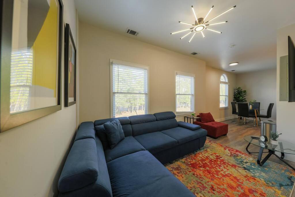 Chic Nashville 2BR Stay with Optional Parking Mins to Music Row, Vanderbilt & Broadway view 3
