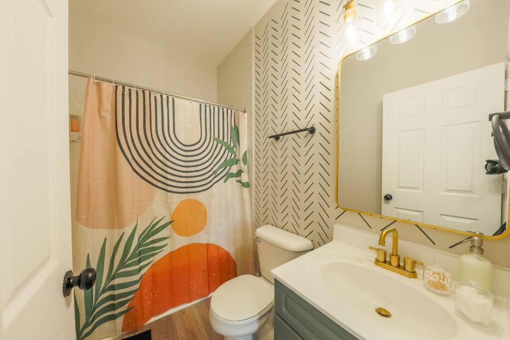 Chic Nashville 2BR Stay with Optional Parking Mins to Music Row, Vanderbilt & Broadway view 5