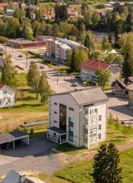 Kompakti kolmio saunalla, Kalajoen keskustassa