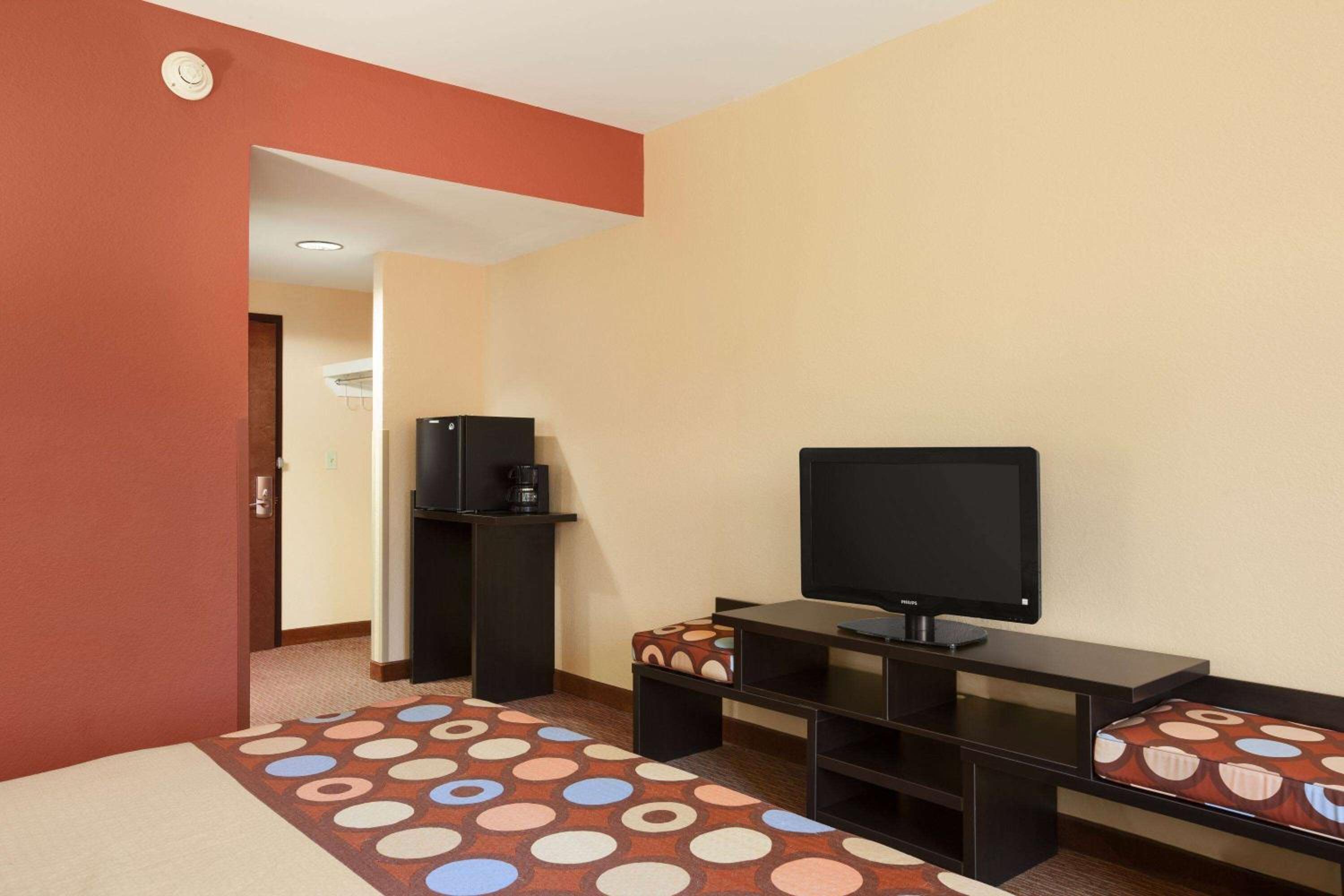 Super 8 by Wyndham Pennsville/Wilmington view 3