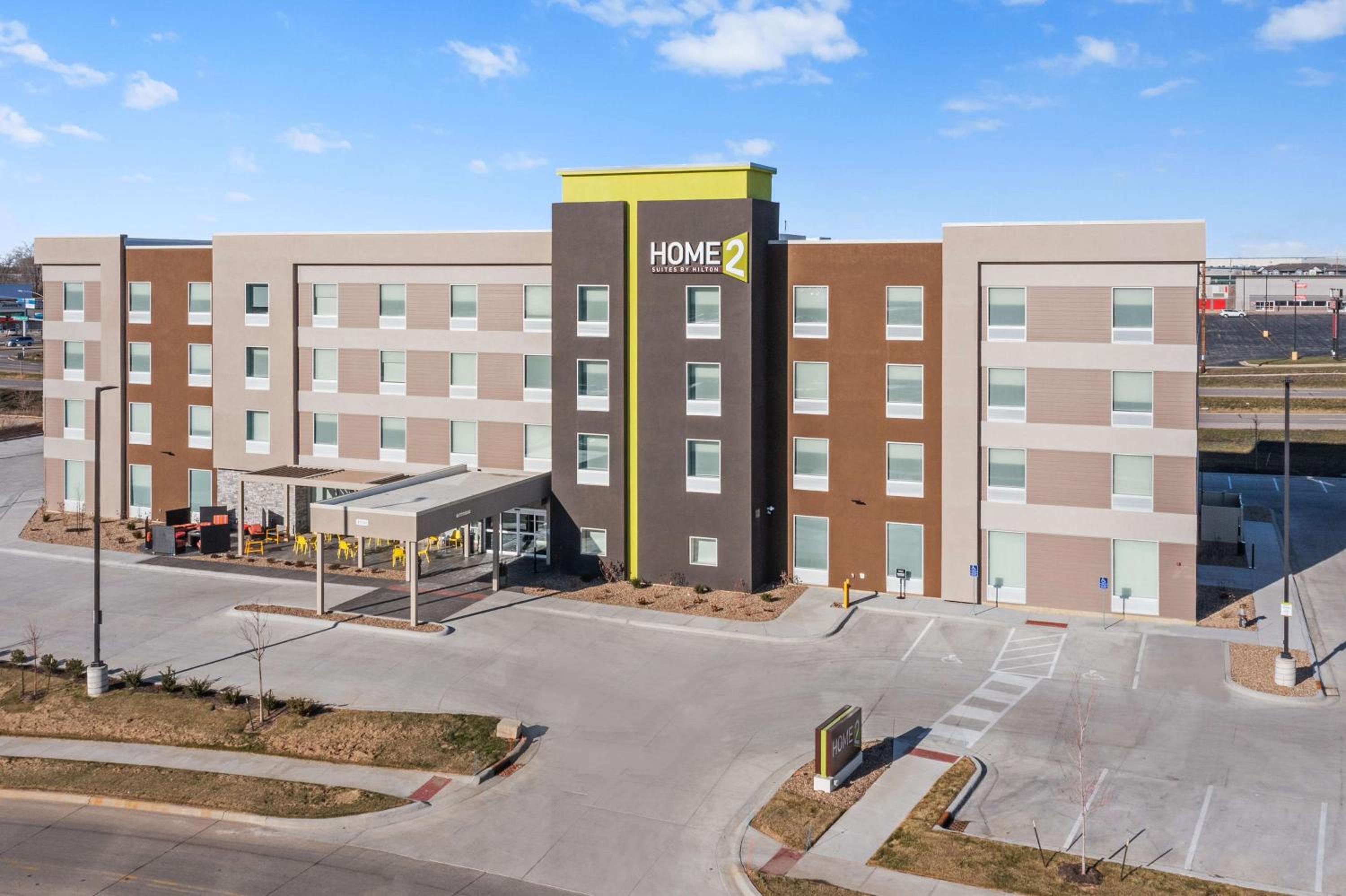 Hotel Home2 Suites By Hilton Cedar Rapids Westdale - Image 1