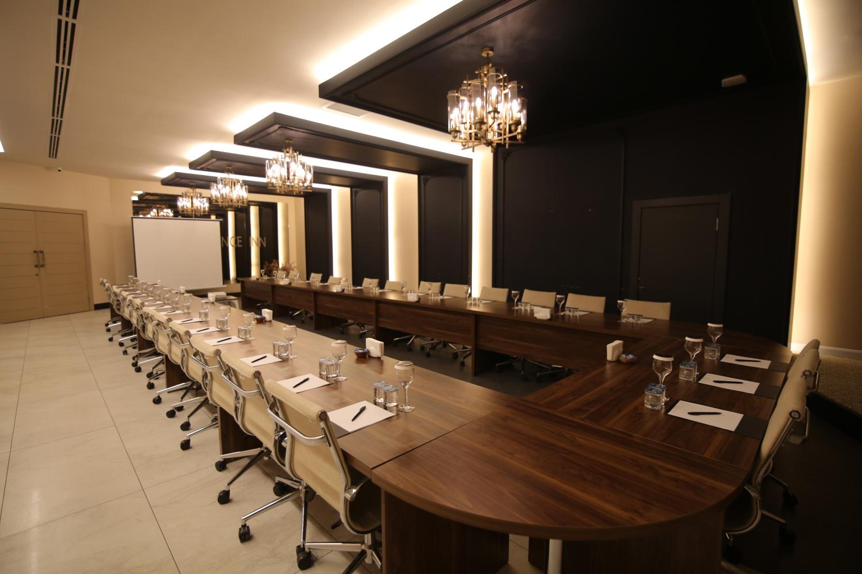 Hotel Excellence Inn - Image 8