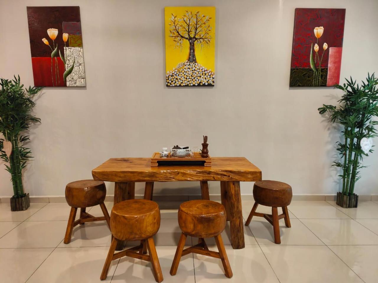 Wood Theme Home / town centre / 18pax photo 6