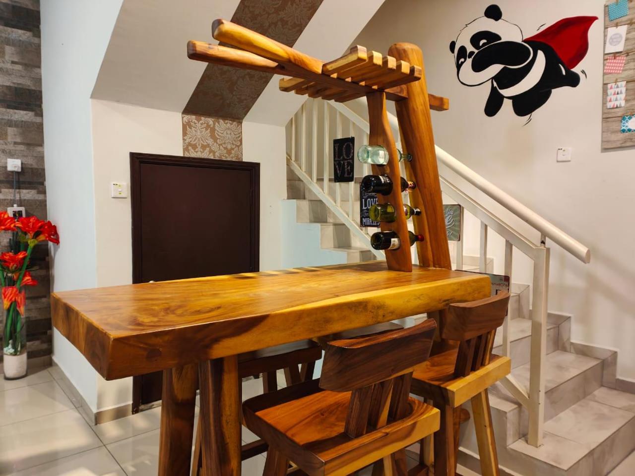Wood Theme Home / town centre / 18pax photo 3
