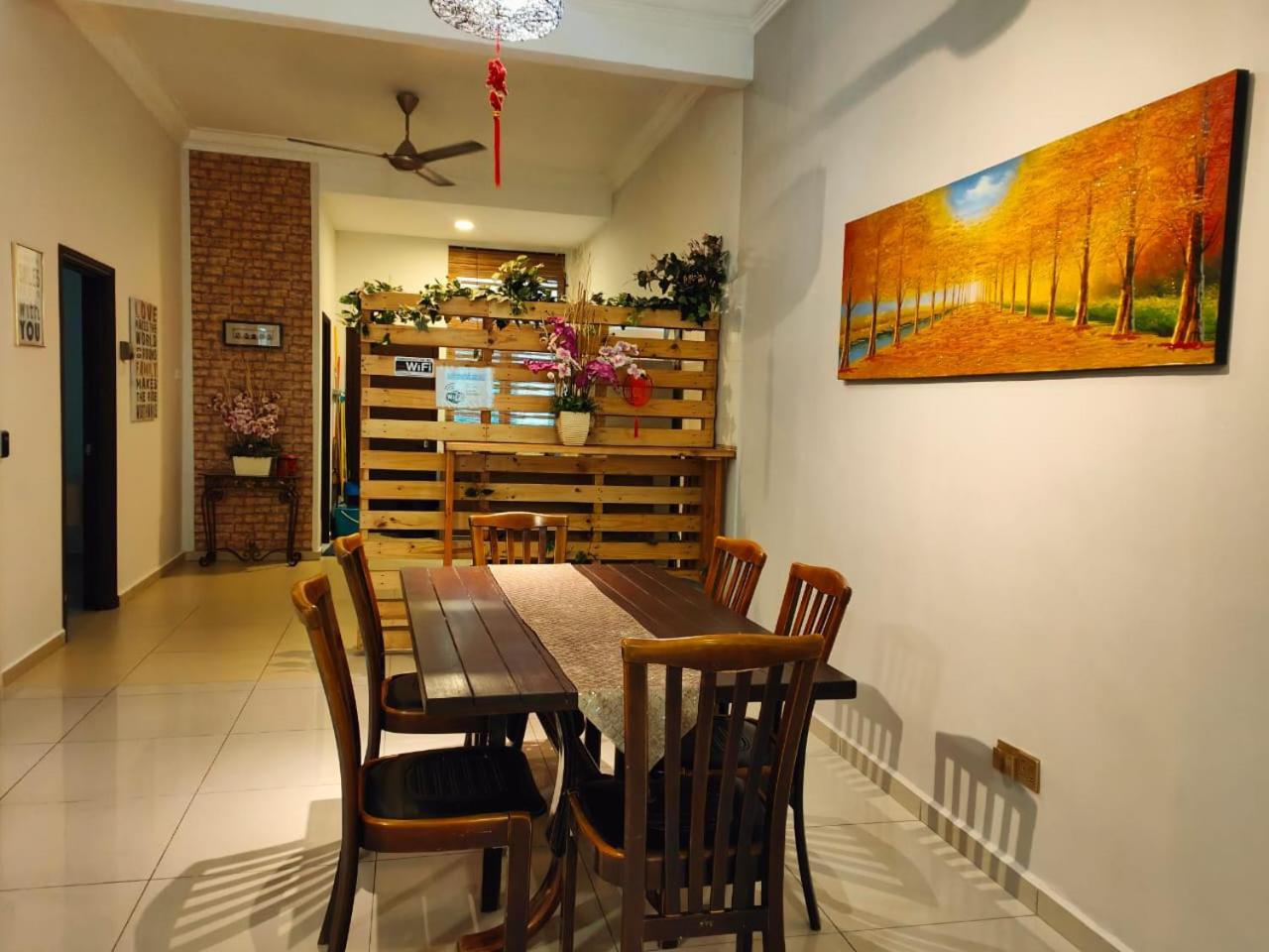 Wood Theme Home / town centre / 18pax photo 5