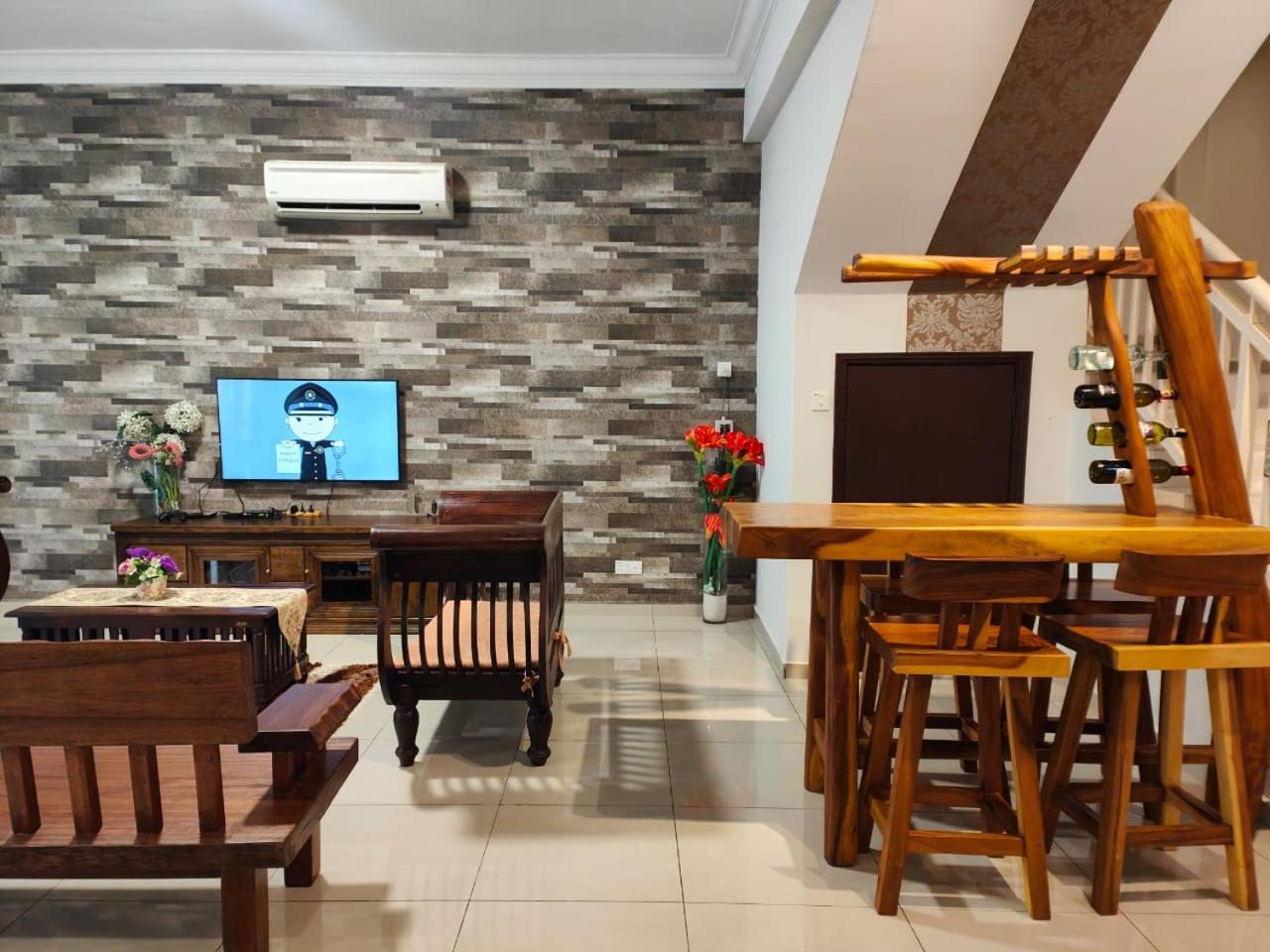 Wood Theme Home / town centre / 18pax photo 4
