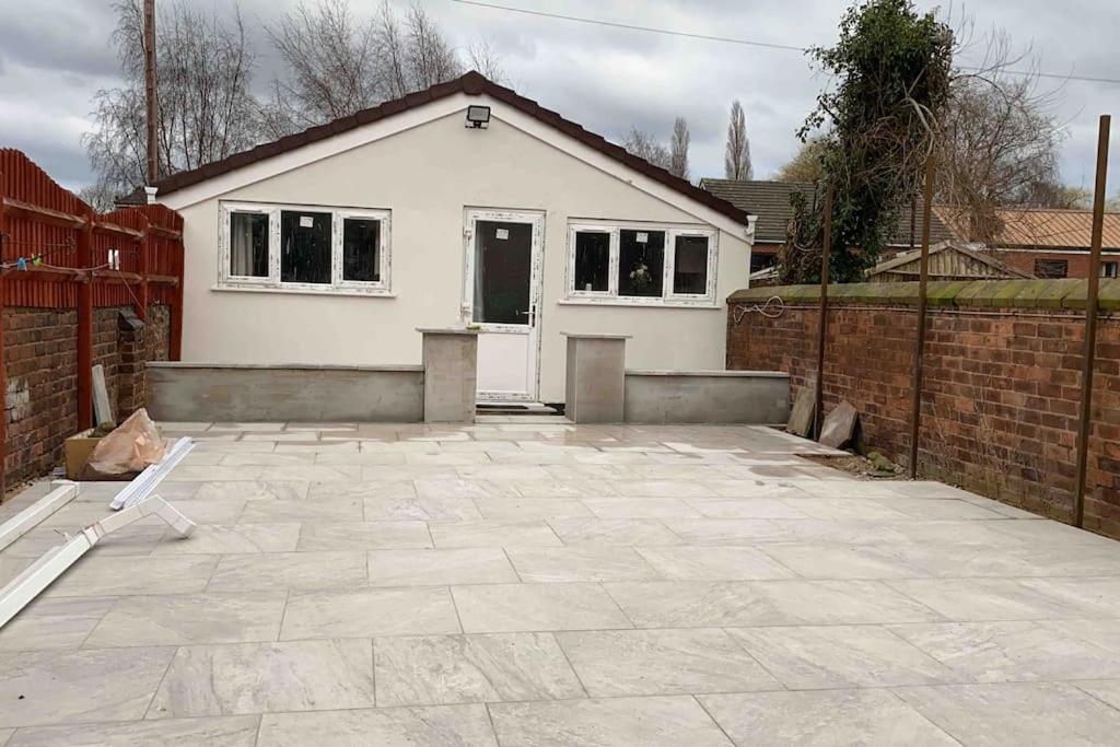 Walsall Vacations - Guest House Bungalow - Property Image 6