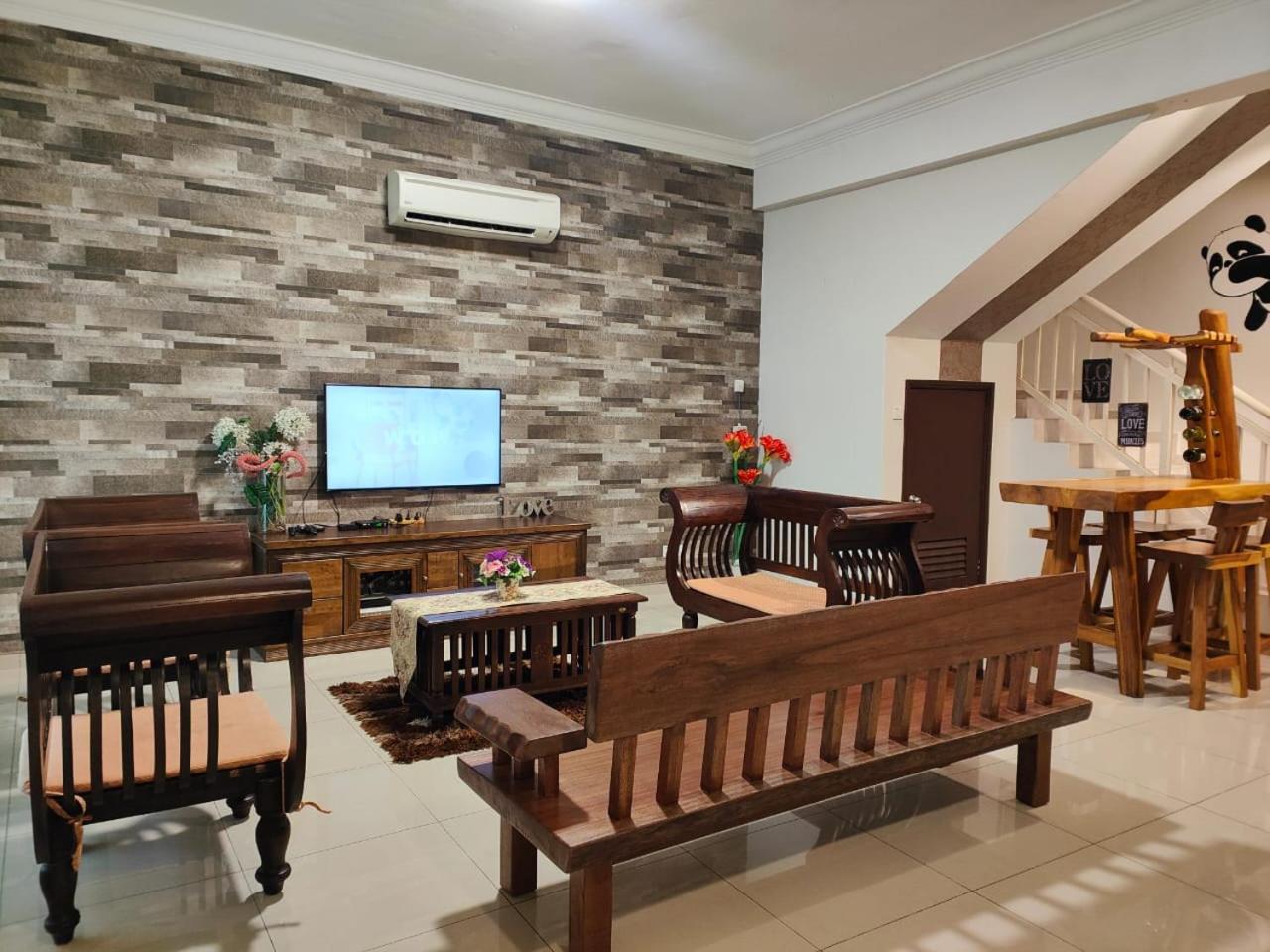 Wood Theme Home / town centre / 18pax photo 1