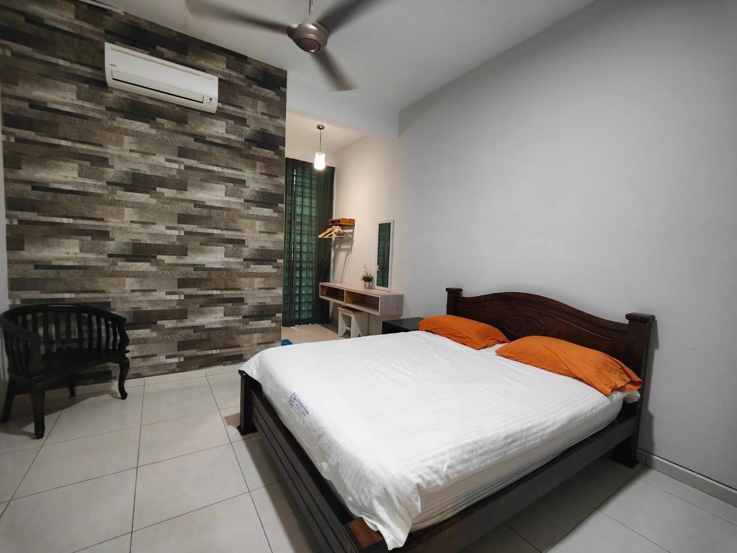 Wood Theme Home / town centre / 18pax view 2