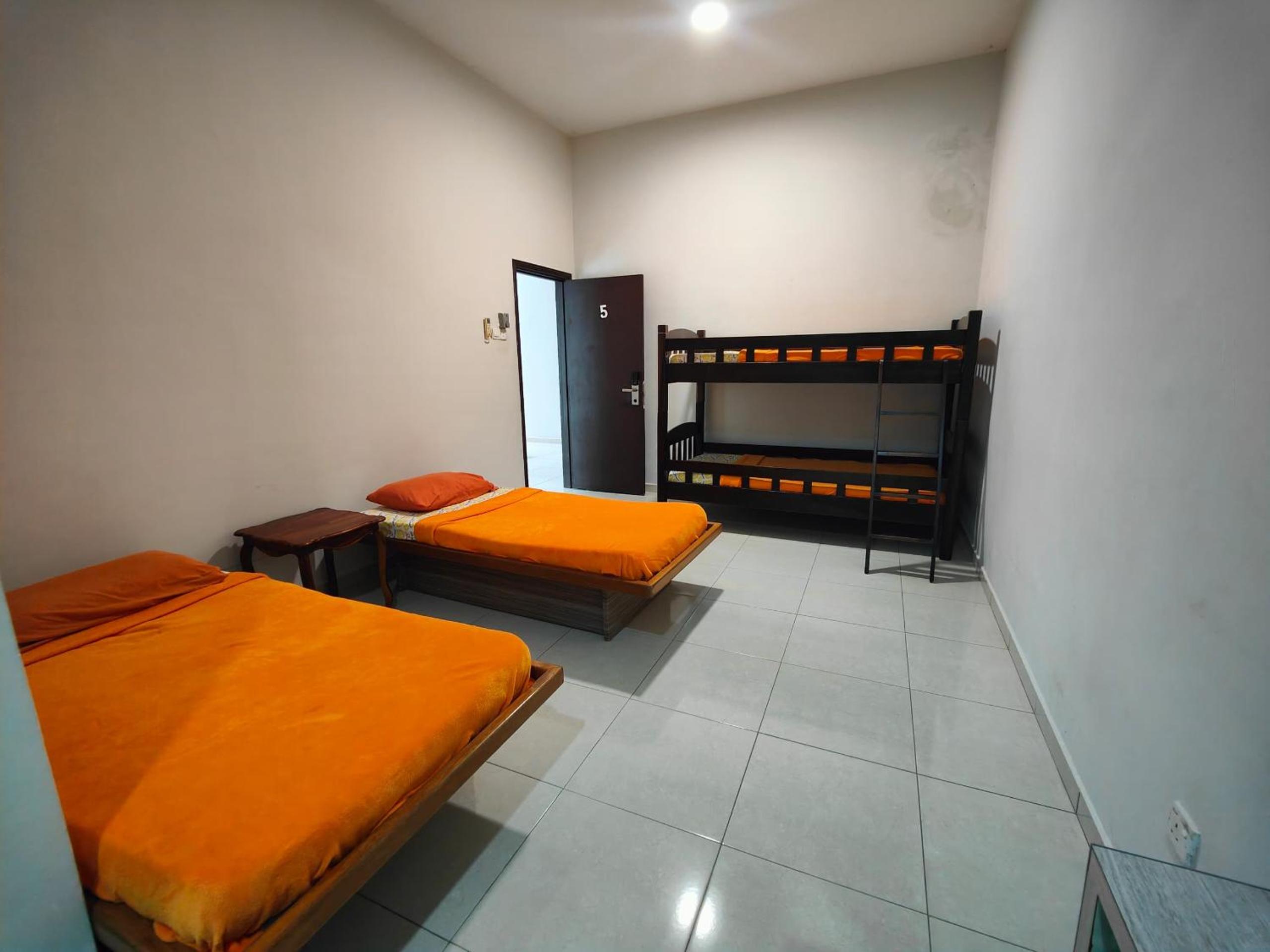 Wood Theme Home / town centre / 18pax view 3