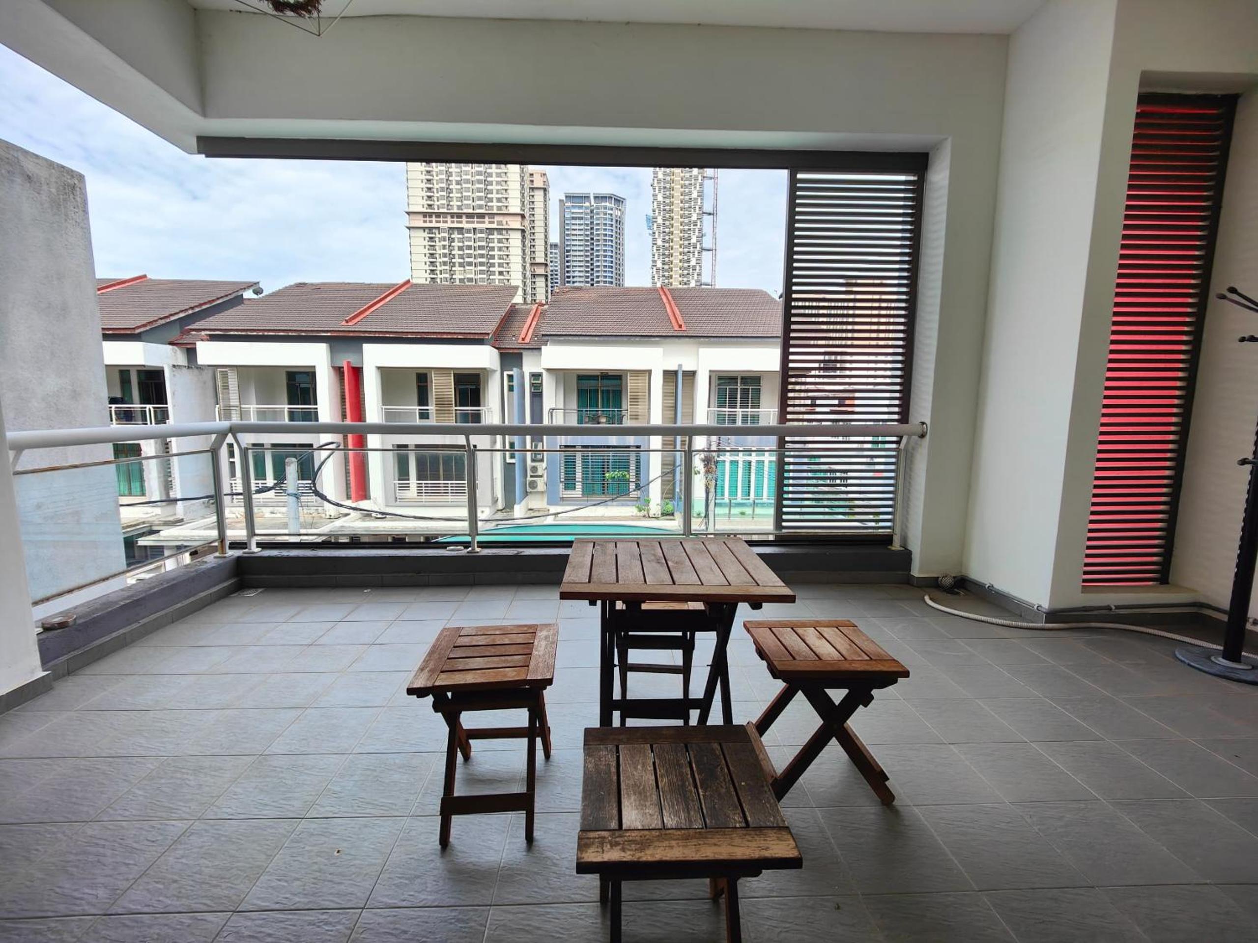 Wood Theme Home / town centre / 18pax view 4