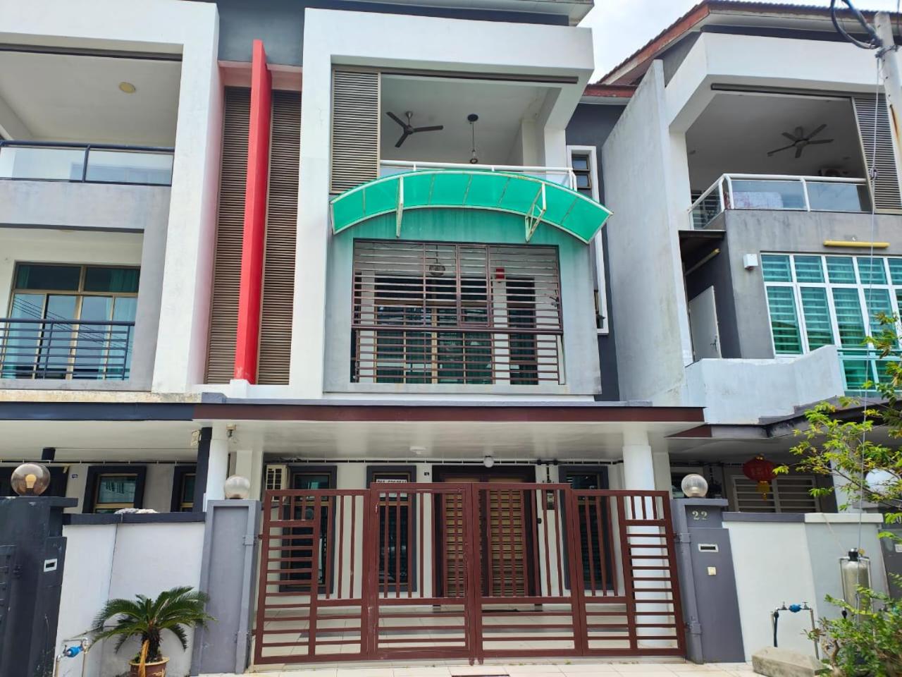 Wood Theme Home / town centre / 18pax view 5