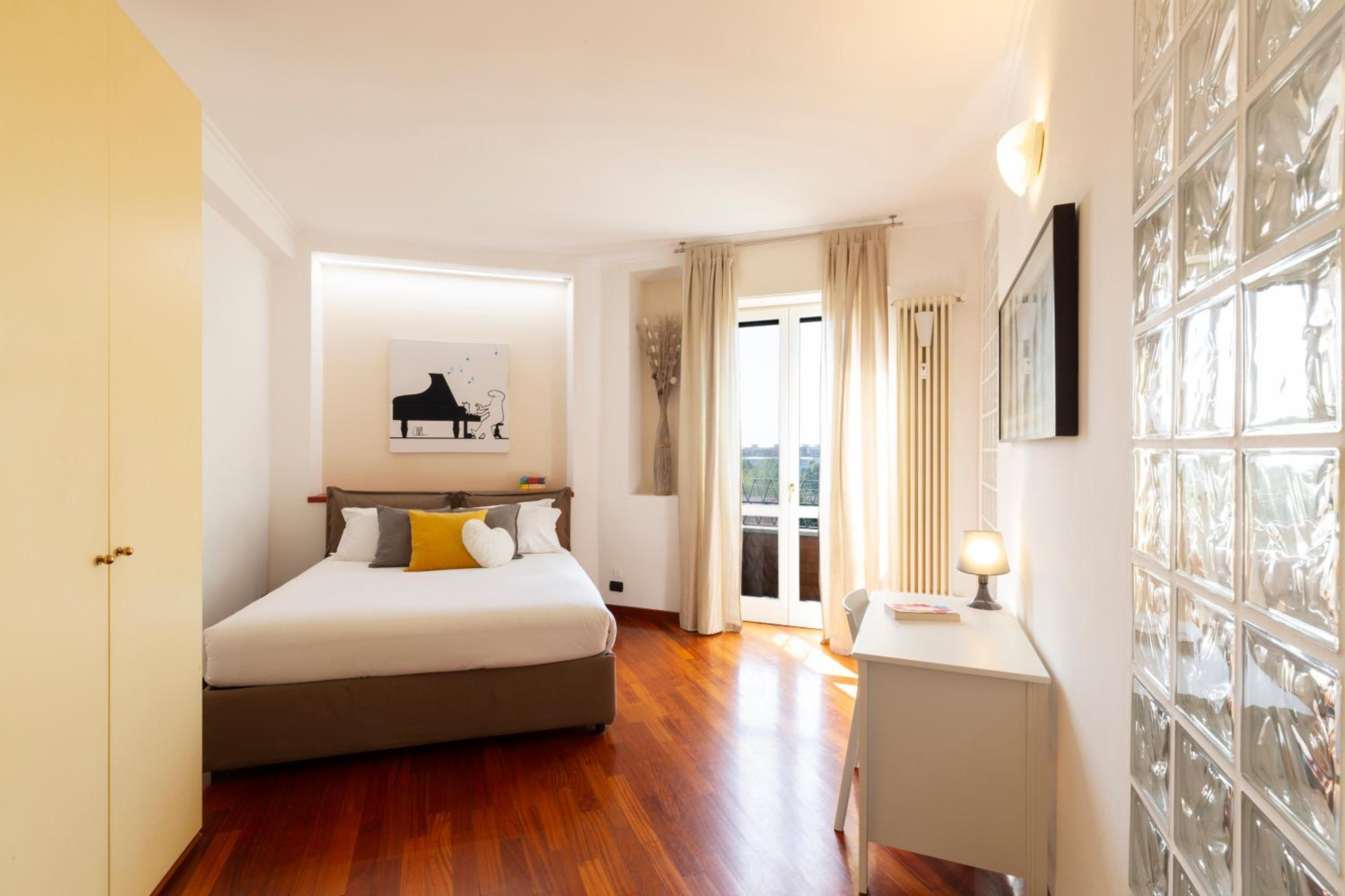 The Wall - Top Floor Apartment