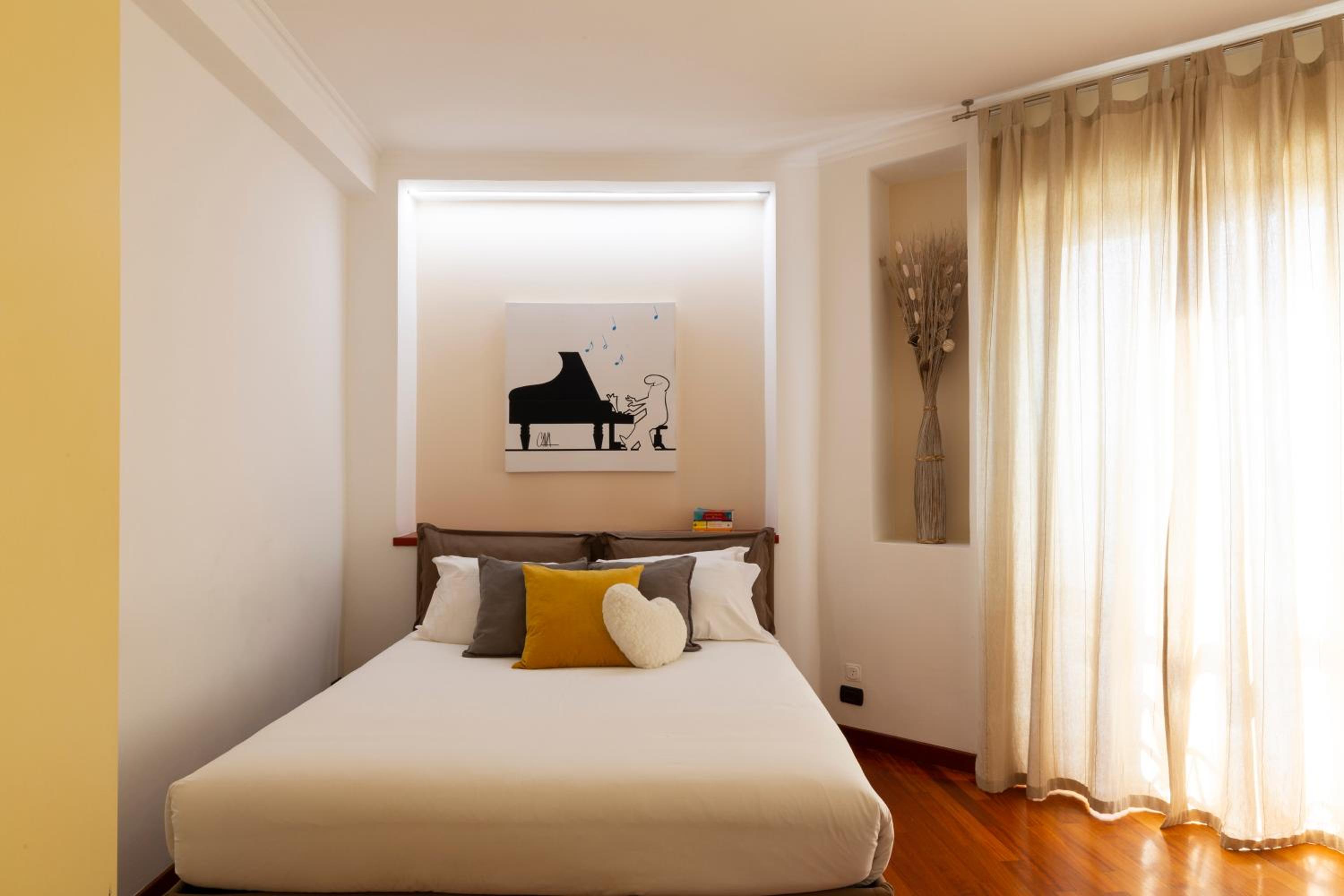 The Wall - Top Floor Apartment