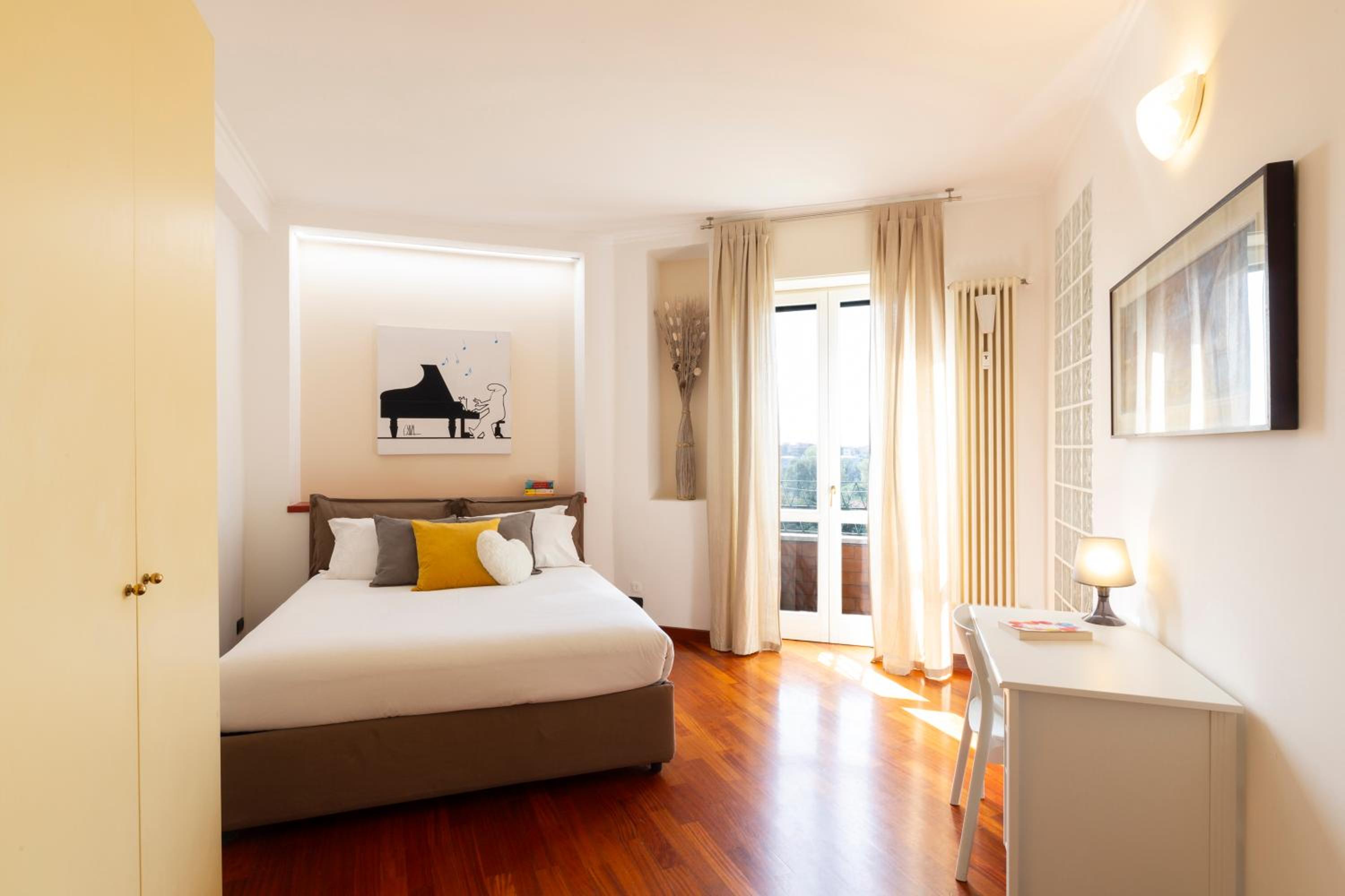 The Wall - Top Floor Apartment