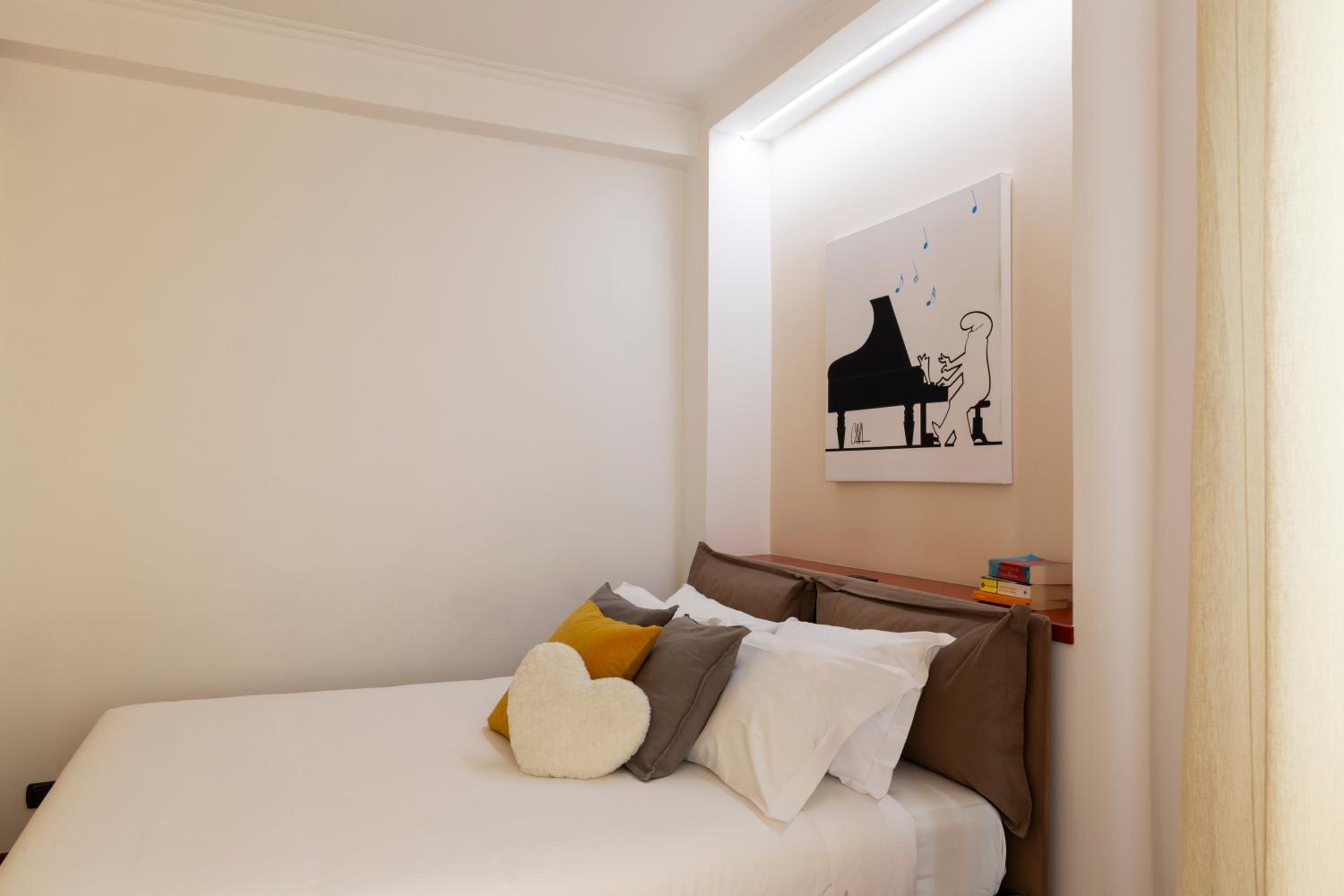 The Wall - Top Floor Apartment