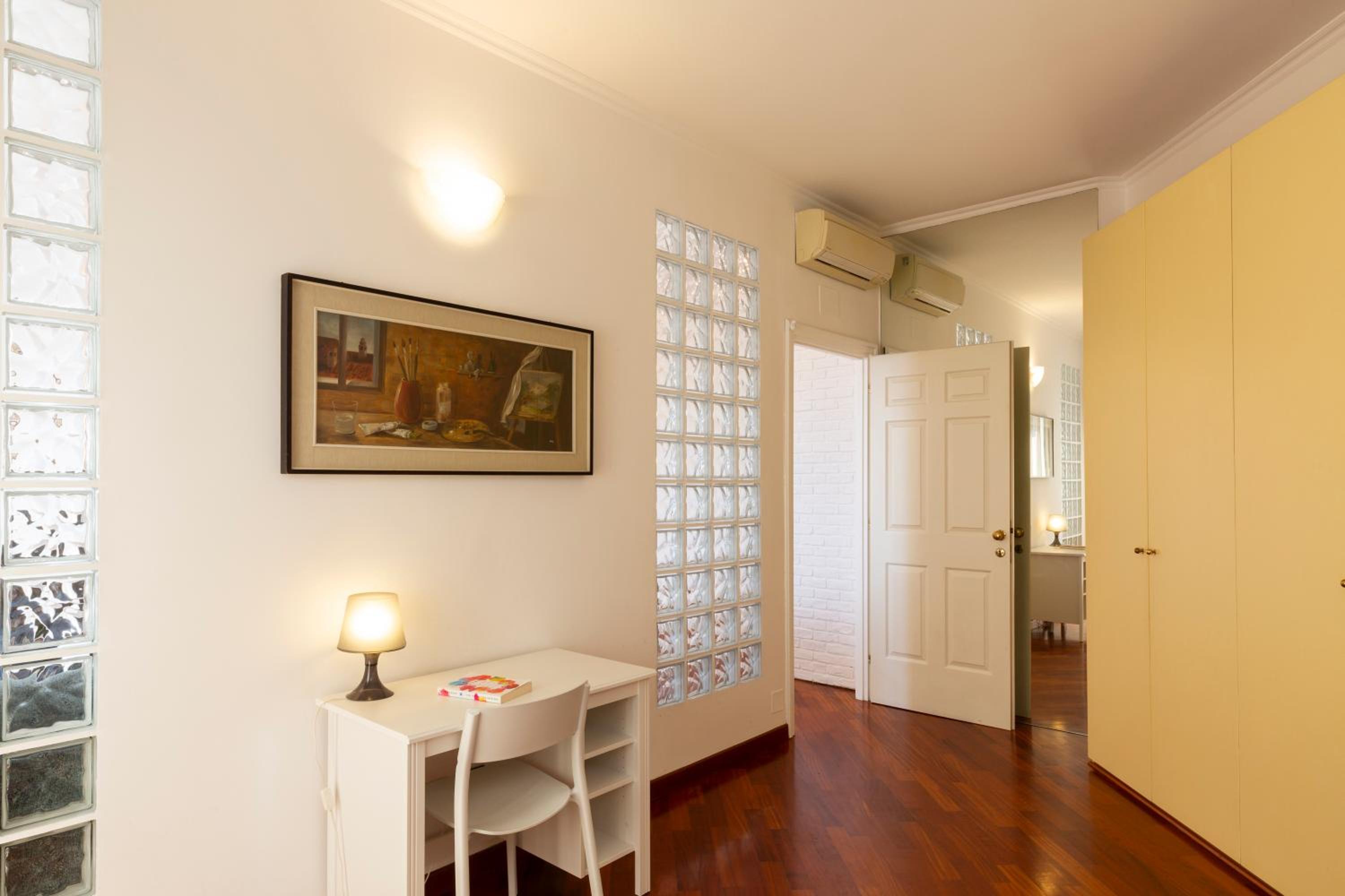 The Wall - Top Floor Apartment