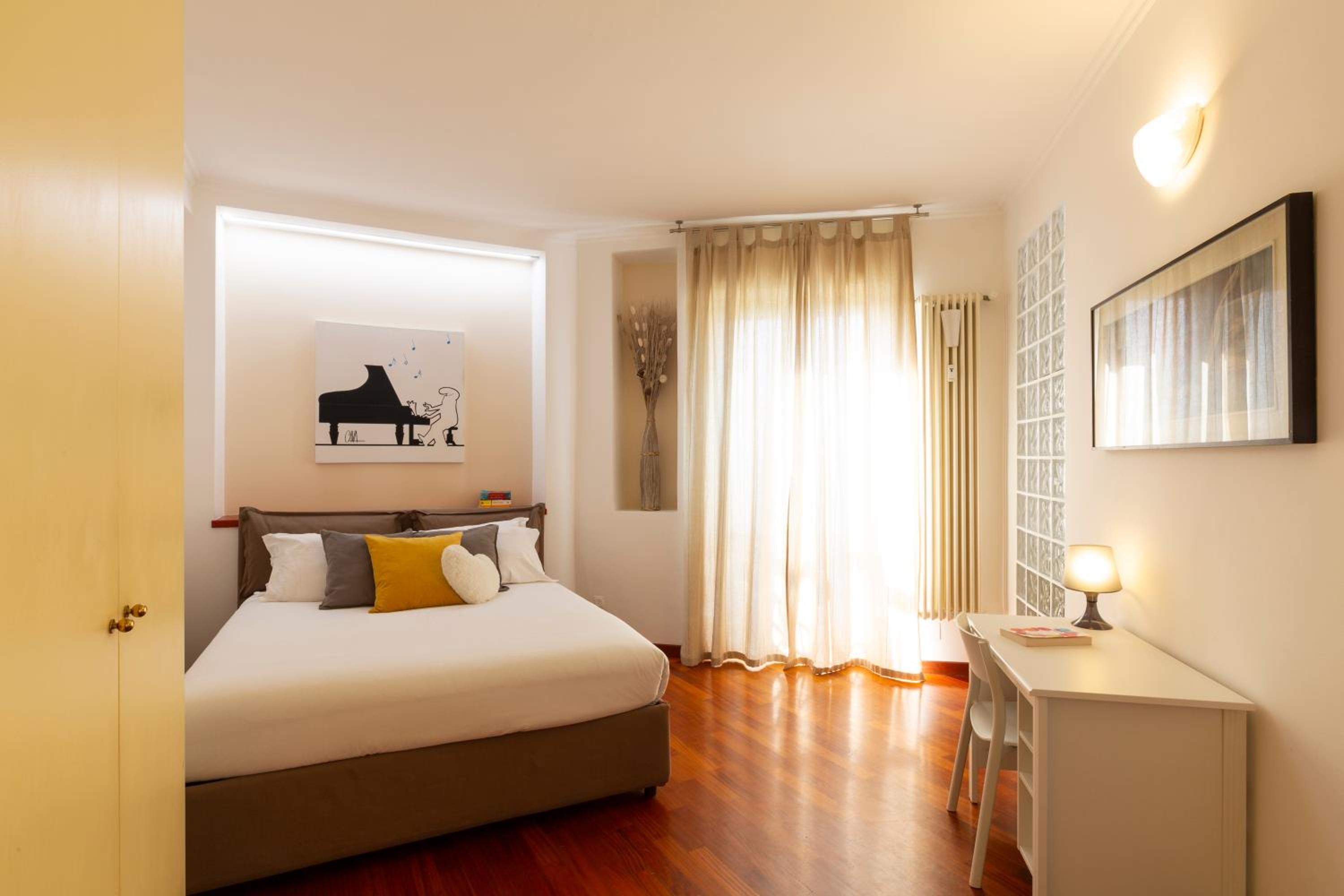 The Wall - Top Floor Apartment
