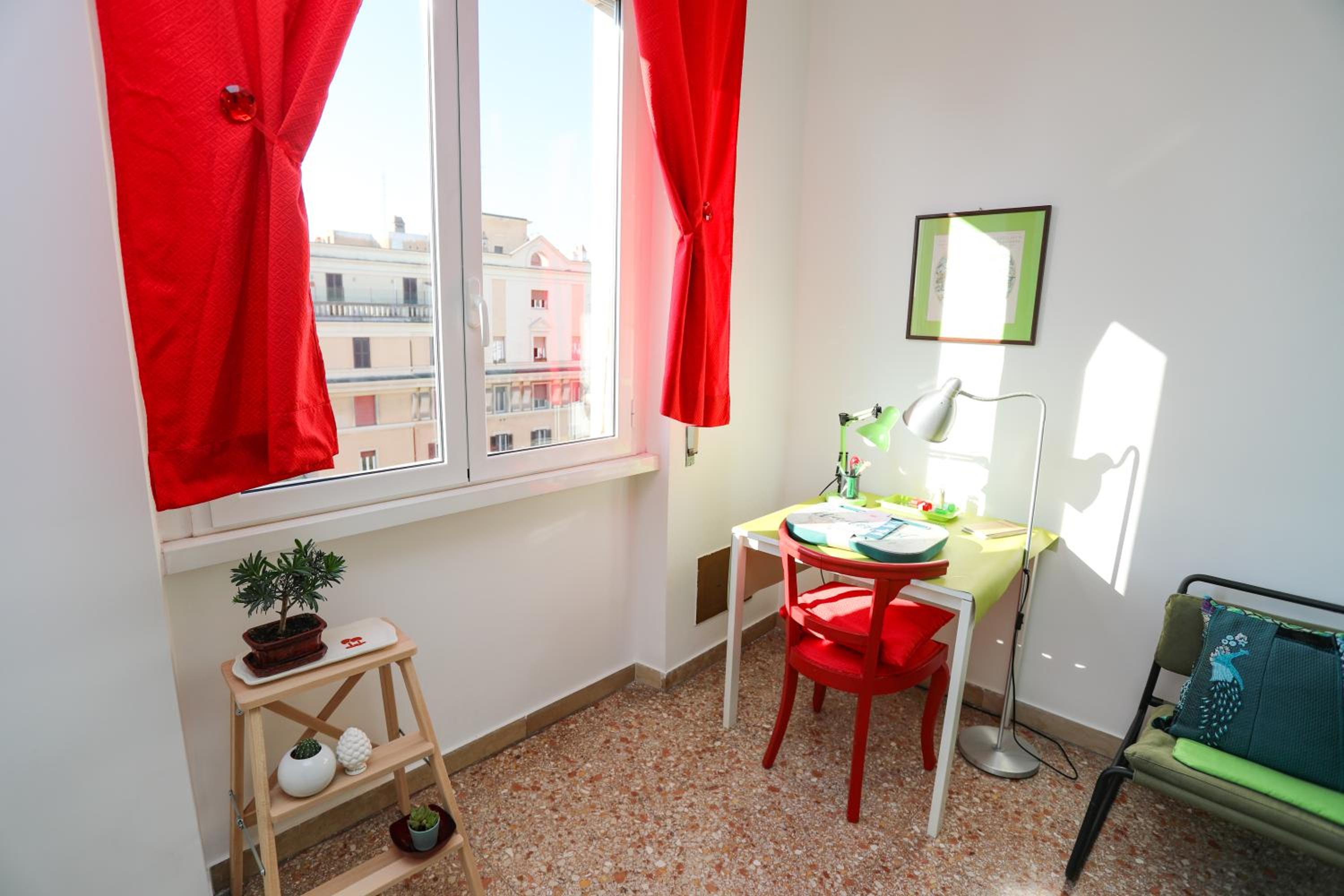 Aura Home Grazioso Appartamento a Pochi Passi dalla Metro A e C