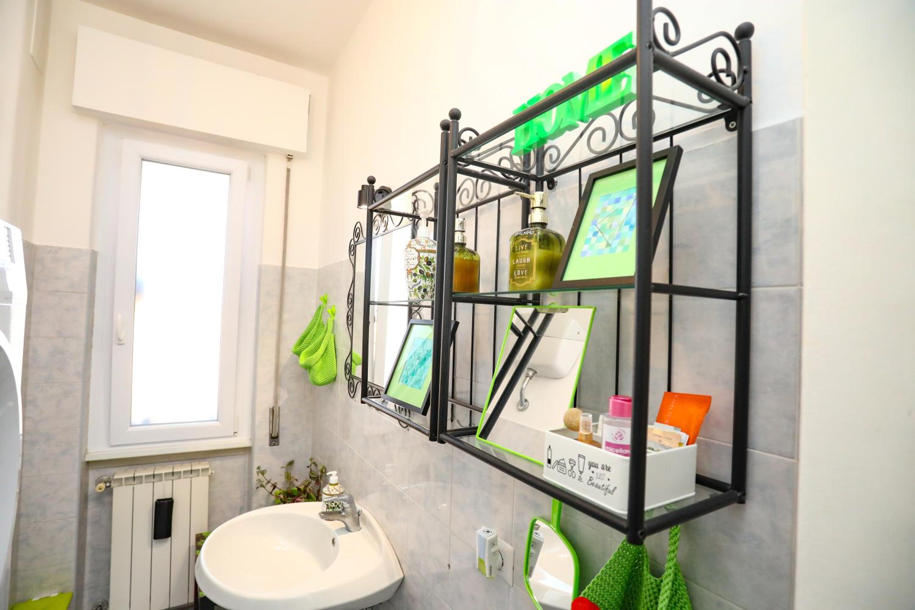 Aura Home Grazioso Appartamento a Pochi Passi dalla Metro A e C