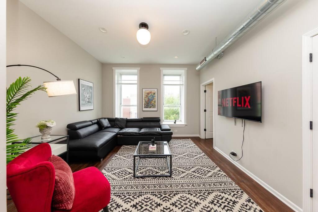 The Secret West Loop Oasis with in-unit washer and dryer for up to 6 guests view 3