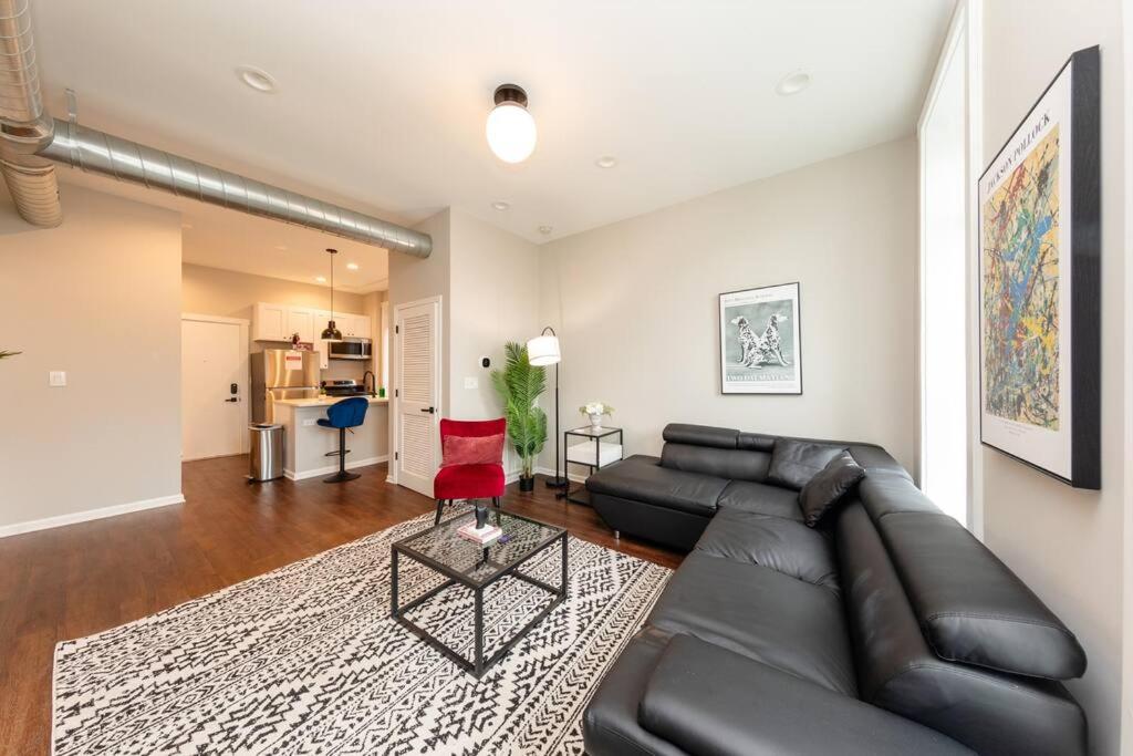 The Secret West Loop Oasis with in-unit washer and dryer for up to 6 guests view 2