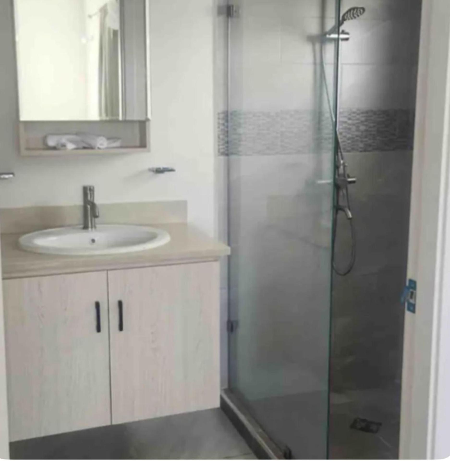 House - Sleeps 4 & Free Parking view 5