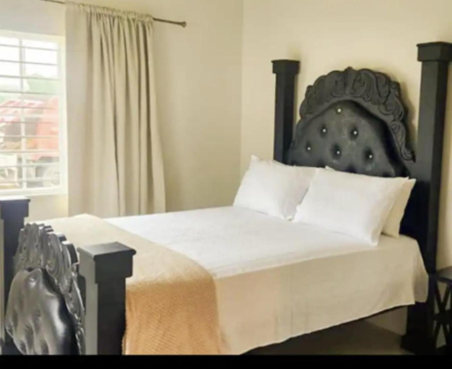 House - Sleeps 4 & Free Parking view 4