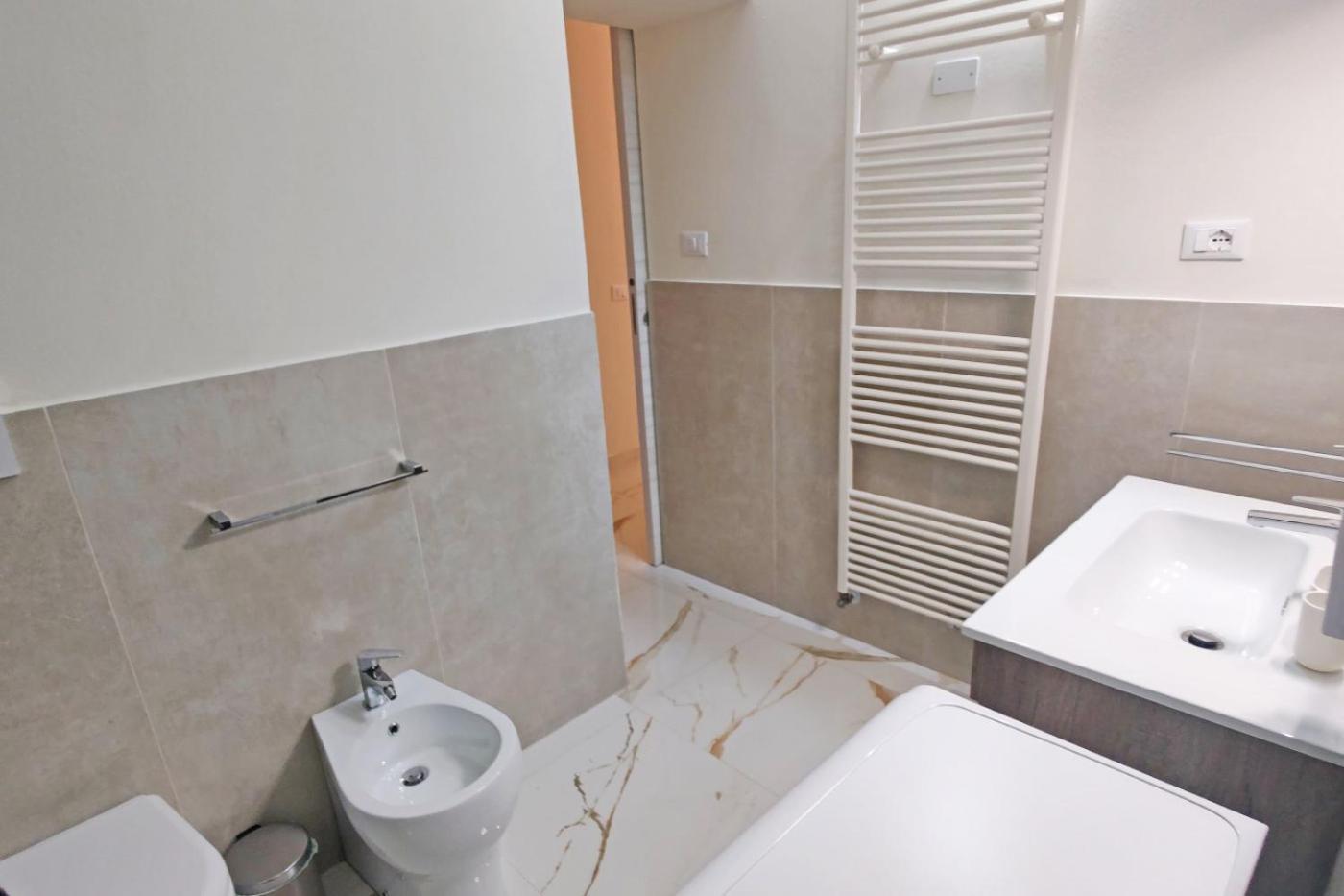 PL9 HOUSE en Parma — bathroom