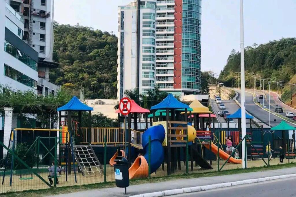 Frente Mar com Piscina, Garagem e Vista Linda