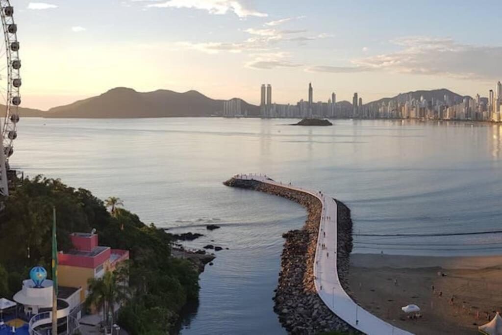 Frente Mar com Piscina, Garagem e Vista Linda