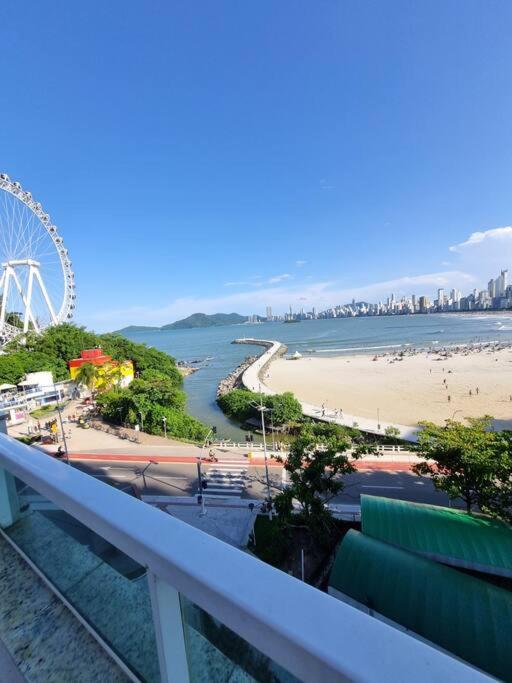 Frente Mar com Piscina, Garagem e Vista Linda