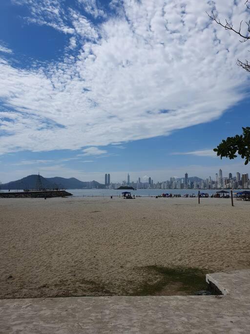 Frente Mar com Piscina, Garagem e Vista Linda