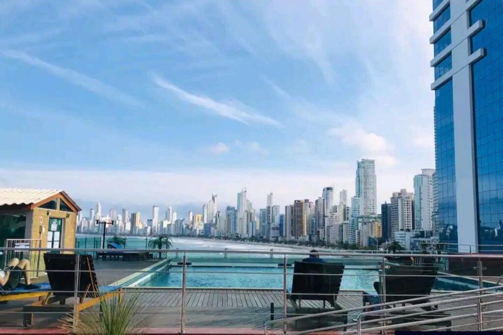 Frente Mar com Piscina, Garagem e Vista Linda