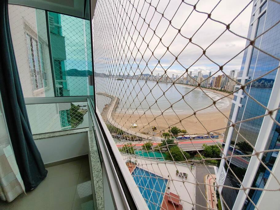 Frente Mar com Piscina, Garagem e Vista Linda