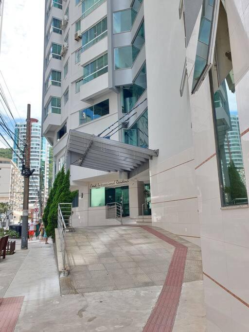 Frente Mar com Piscina, Garagem e Vista Linda