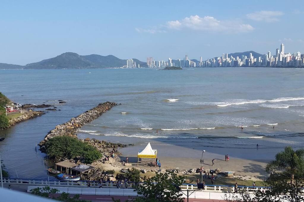 Frente Mar com Piscina, Garagem e Vista Linda