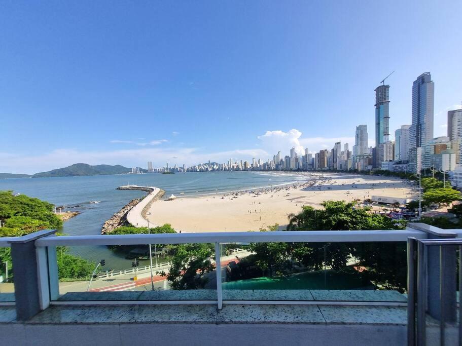 Frente Mar com Piscina, Garagem e Vista Linda