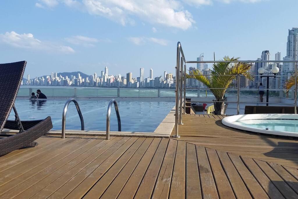 Frente Mar com Piscina, Garagem e Vista Linda