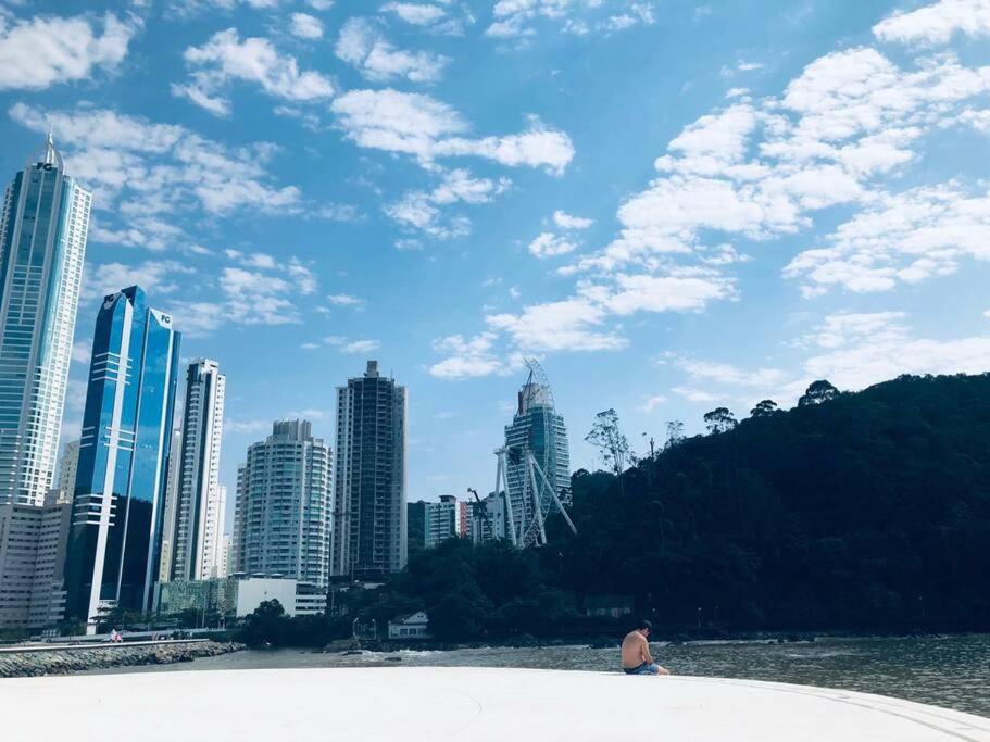 Frente Mar com Piscina, Garagem e Vista Linda