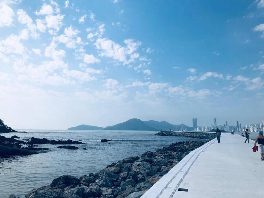 Frente Mar com Piscina, Garagem e Vista Linda